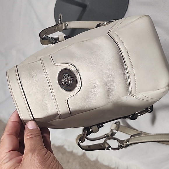 Coach F12343 Beige And Gold Leather Shoulder Tote Bag - Picture 6 of 16